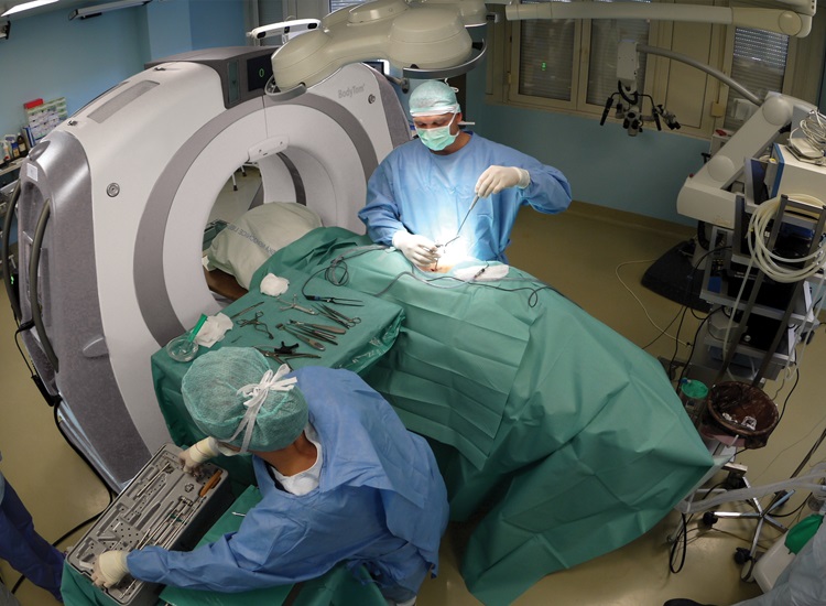 术中三维成像设备有哪些：术中CT、三维C型臂等