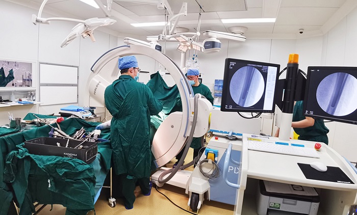 医生使用三维C臂做手术 医生使用三维C臂做手术