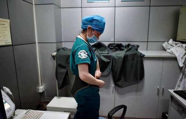 拍x光片医生穿防护服 拍x光片医生穿防护服