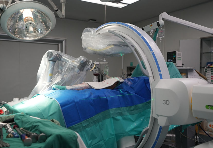 手术中的三维C臂与骨科手术机器人 手术中的三维C臂与骨科手术机器人