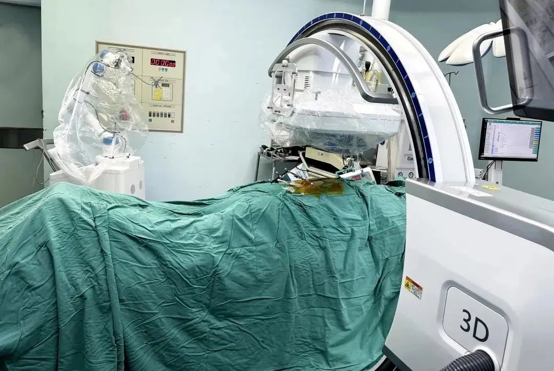 C臂机?；ぬ自谑踔械氖褂? width=