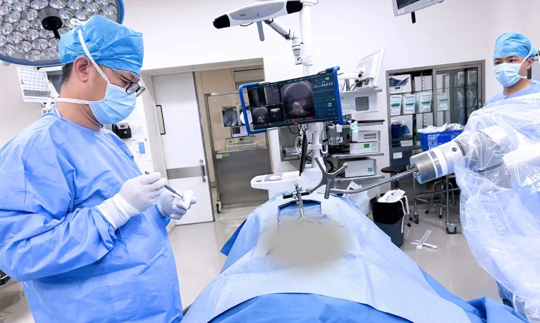 医生使用国产机器人辅助骨科手术 医生使用国产机器人辅助骨科手术
